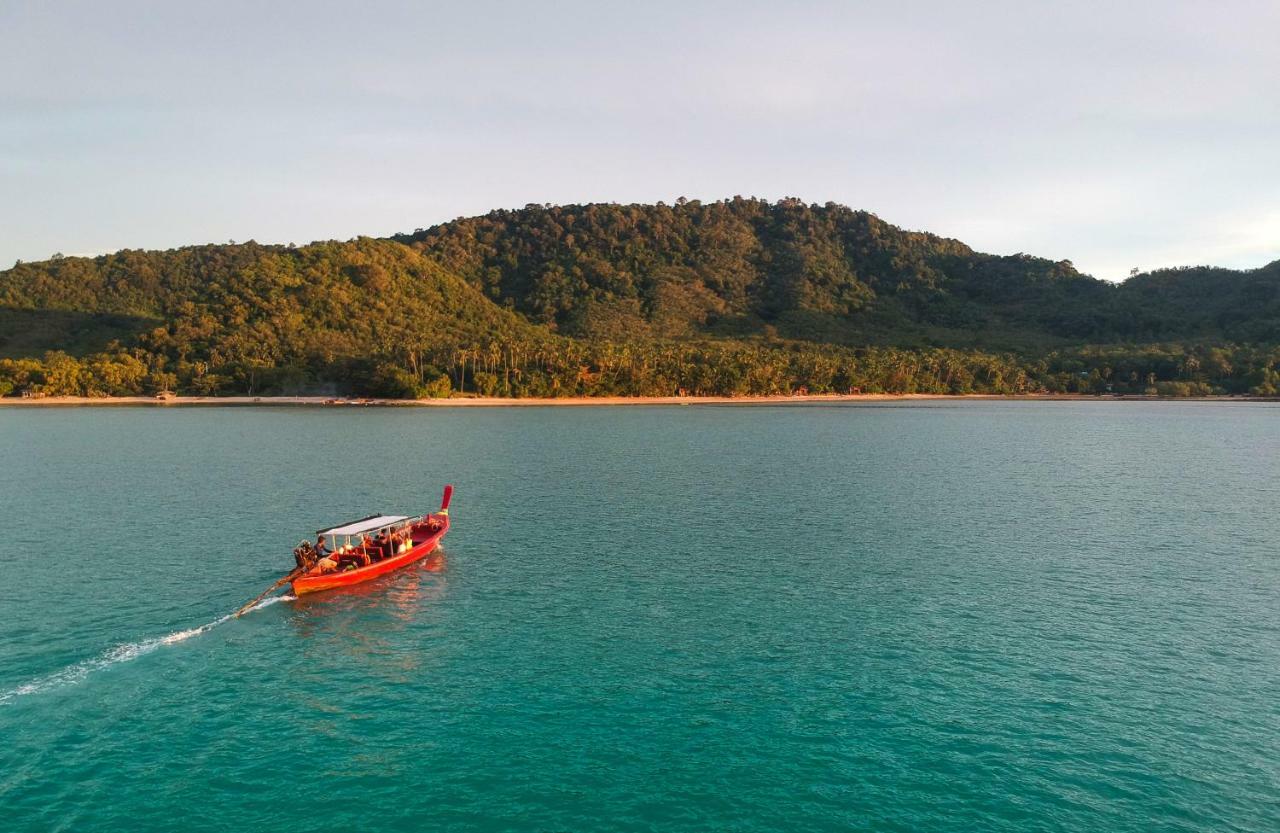 Baan Mai Beachfront Lone Island Phuket Esterno foto