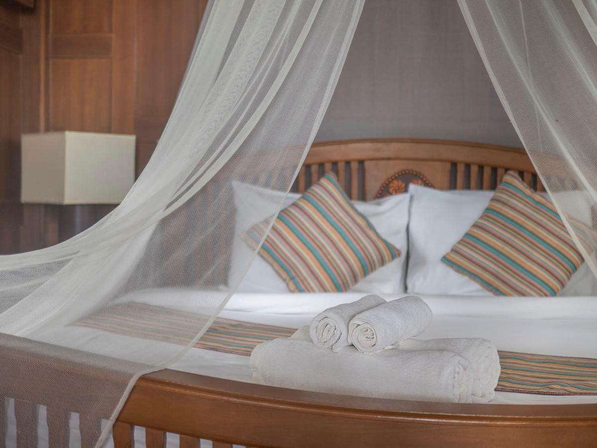Baan Mai Beachfront Lone Island Phuket Esterno foto