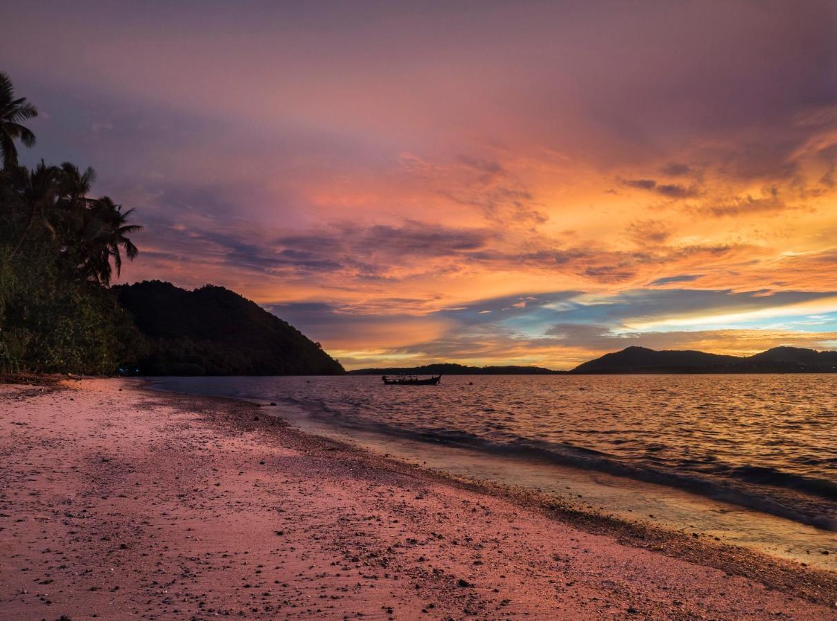 Baan Mai Beachfront Lone Island Phuket Esterno foto