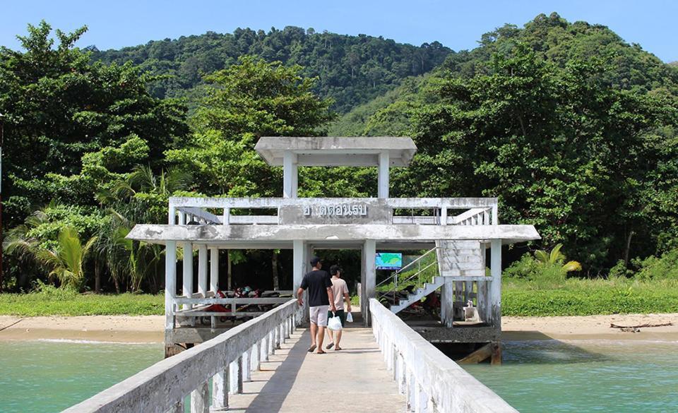Baan Mai Beachfront Lone Island Phuket Esterno foto